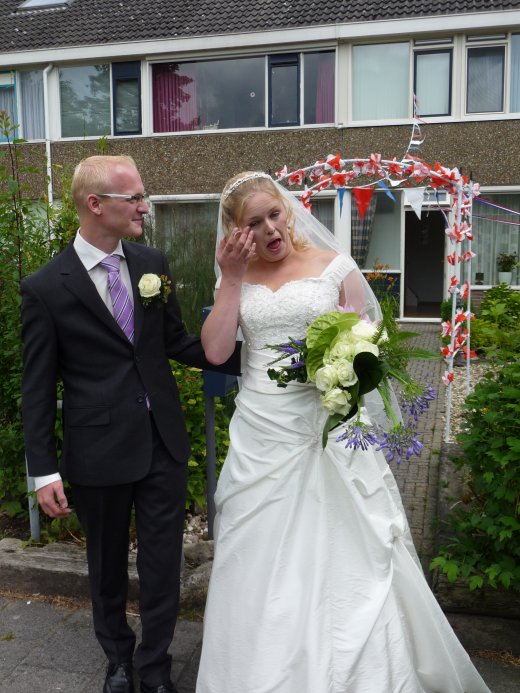Bruiloft Ewout en Inge - Inge pinkt een traantje weg