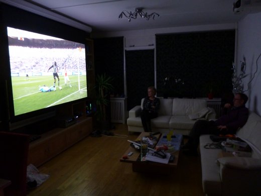 Thuisbioscoop-projectiescherm monteren (voetbal kijken)